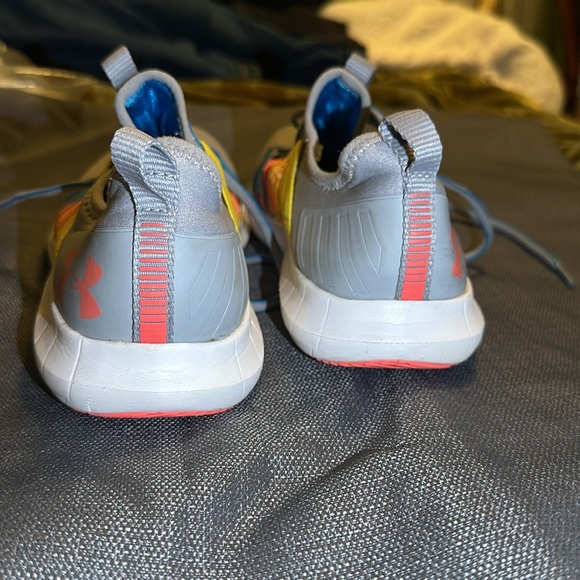 Under Armour running shoes - Picture 4 of 7